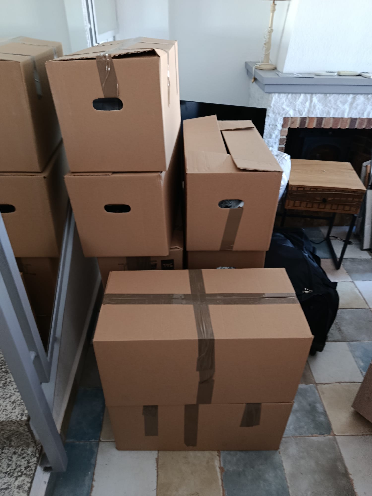 Cajas de cartón embaladas y apiladas listas para una mudanza