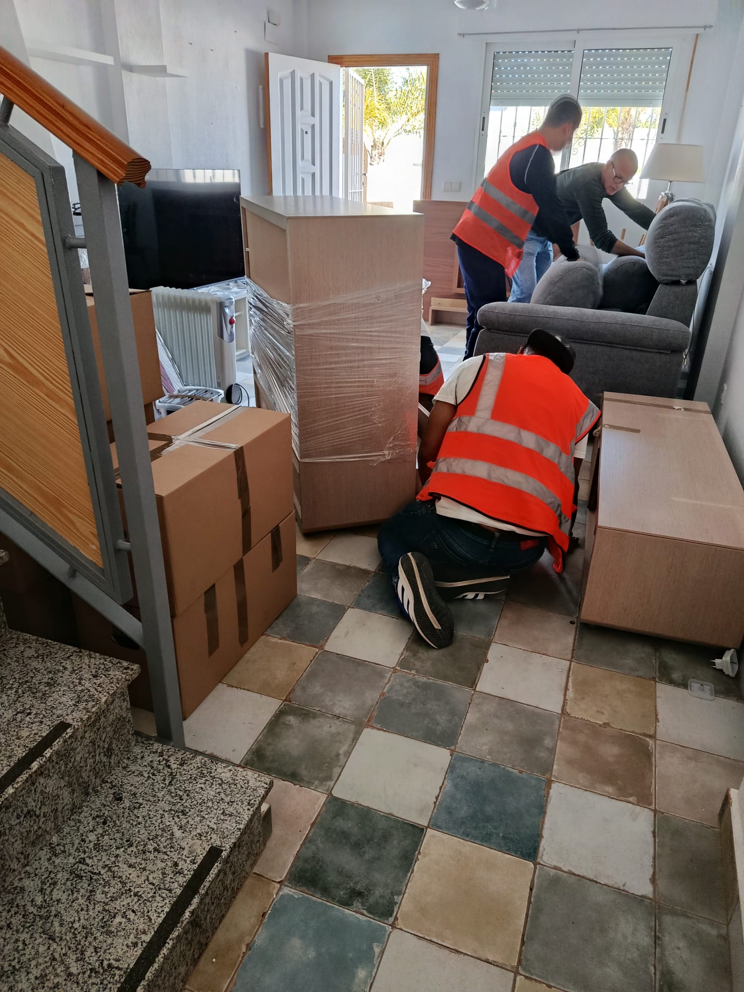 Equipo de Los Paticos embalando muebles dentro de una vivienda